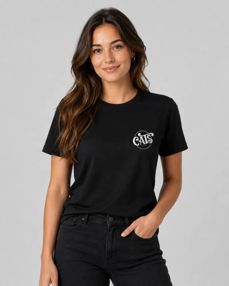 Cliente vestindo camiseta preta com logo impresso no peito