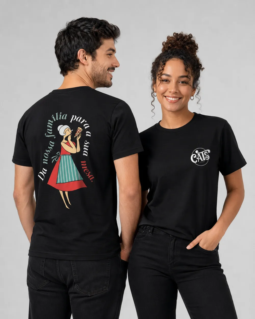 Dupla vestindo camiseta preta: uma de costas com ilustração impressa, outra de frente com logo no peito