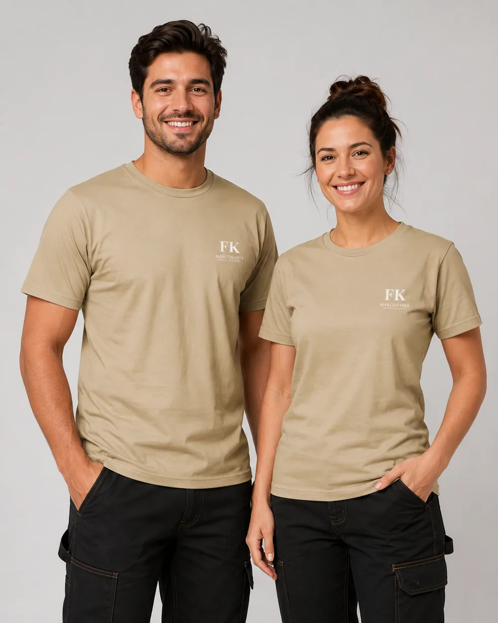 Dupla vestindo camiseta bege com logo bordado no peito esquerdo