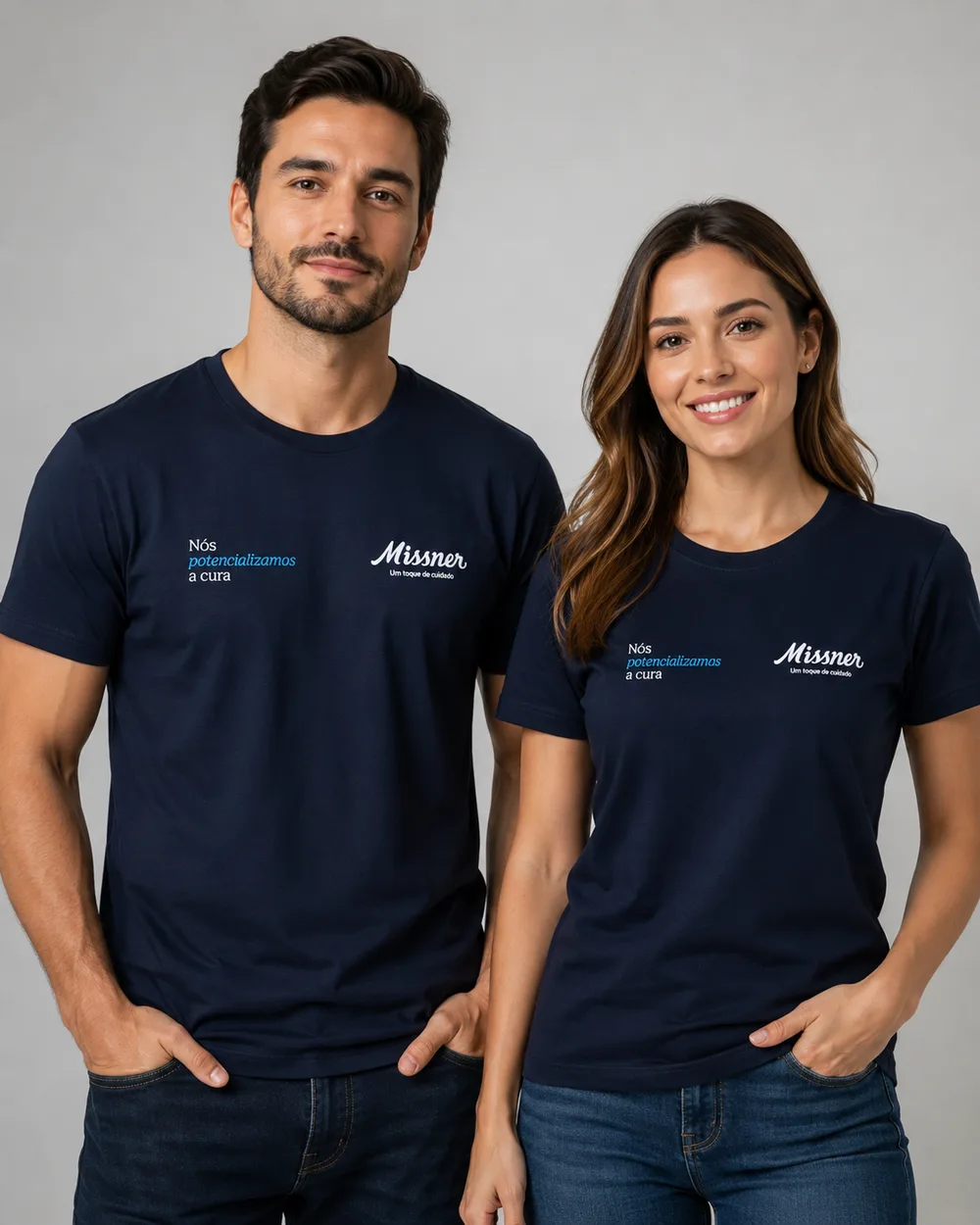 Dupla vestindo camiseta azul-marinho com assinatura da marca no peito